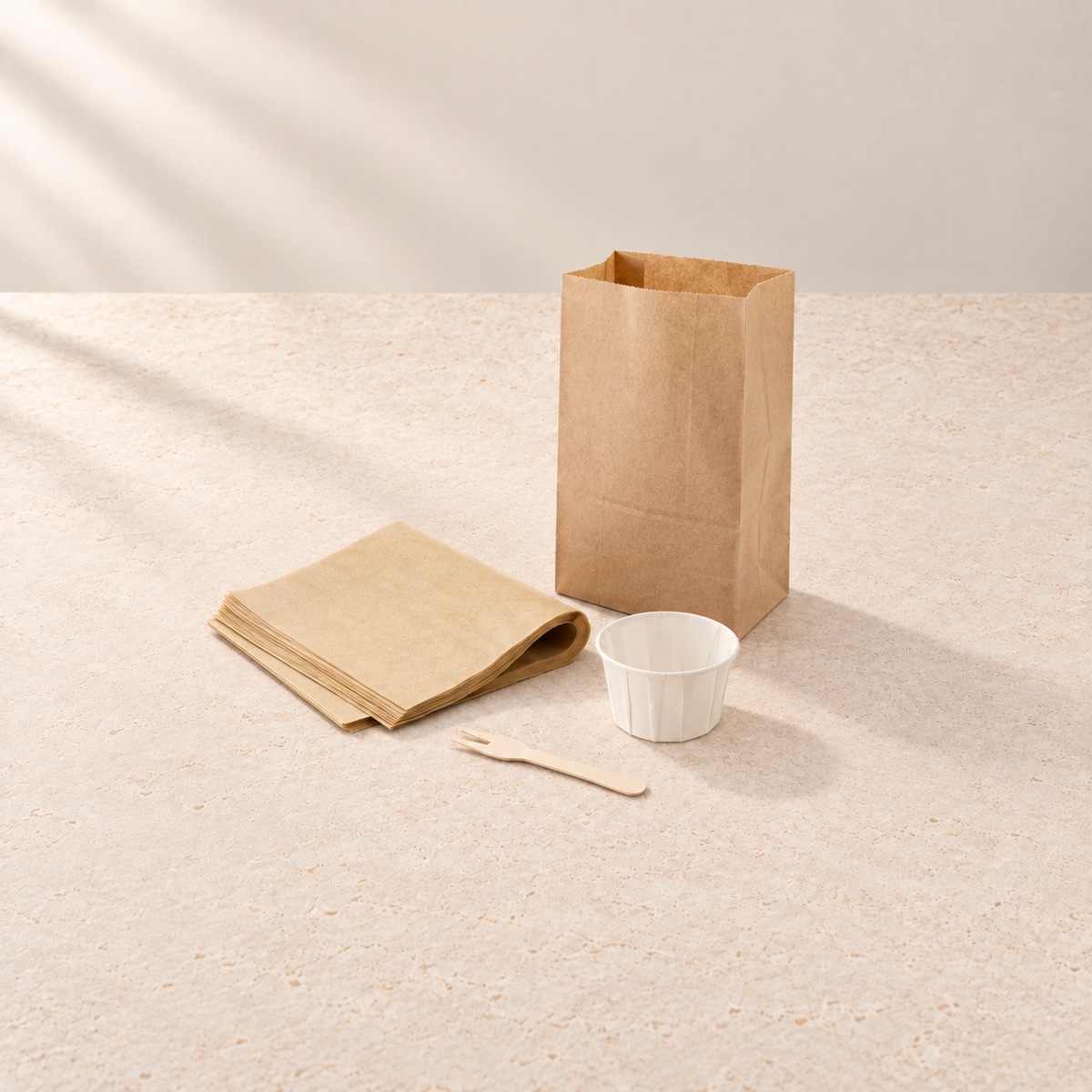 Kraft-Blockbodenbeutel, Pergamentpapier, Holz-Pommesgabel und weißer Portionsbecher
