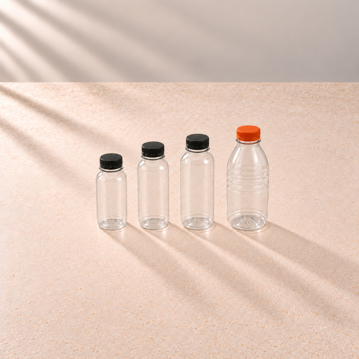 Vier PET-Flaschen mit Schraubverschluss von 250 bis 500 ml