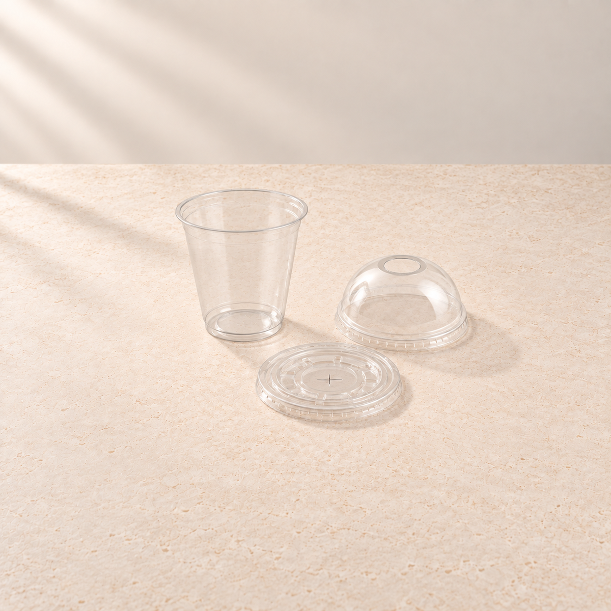 Transparenter PET-Becher mit Flachdeckel und Domdeckel