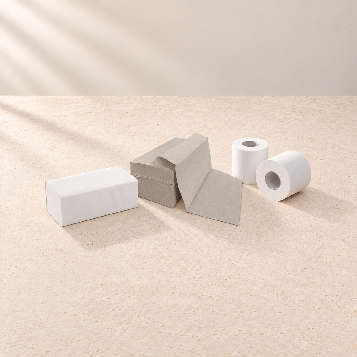 Falthandtücher weiß und grau sowie Toilettenpapier