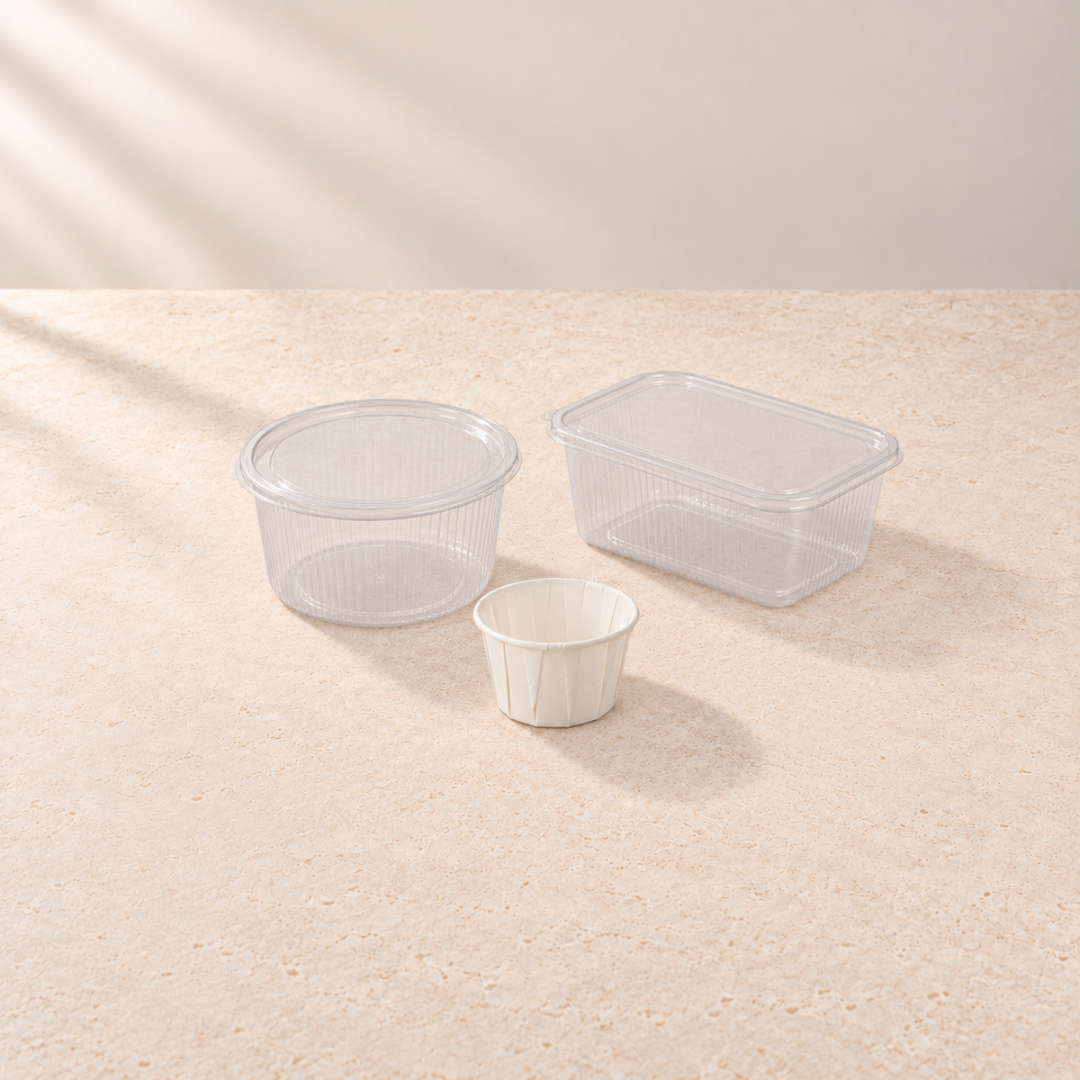 Weißer Papier-Portionsbecher und PP-Feinkostbecher rund und rechteckig mit Deckel