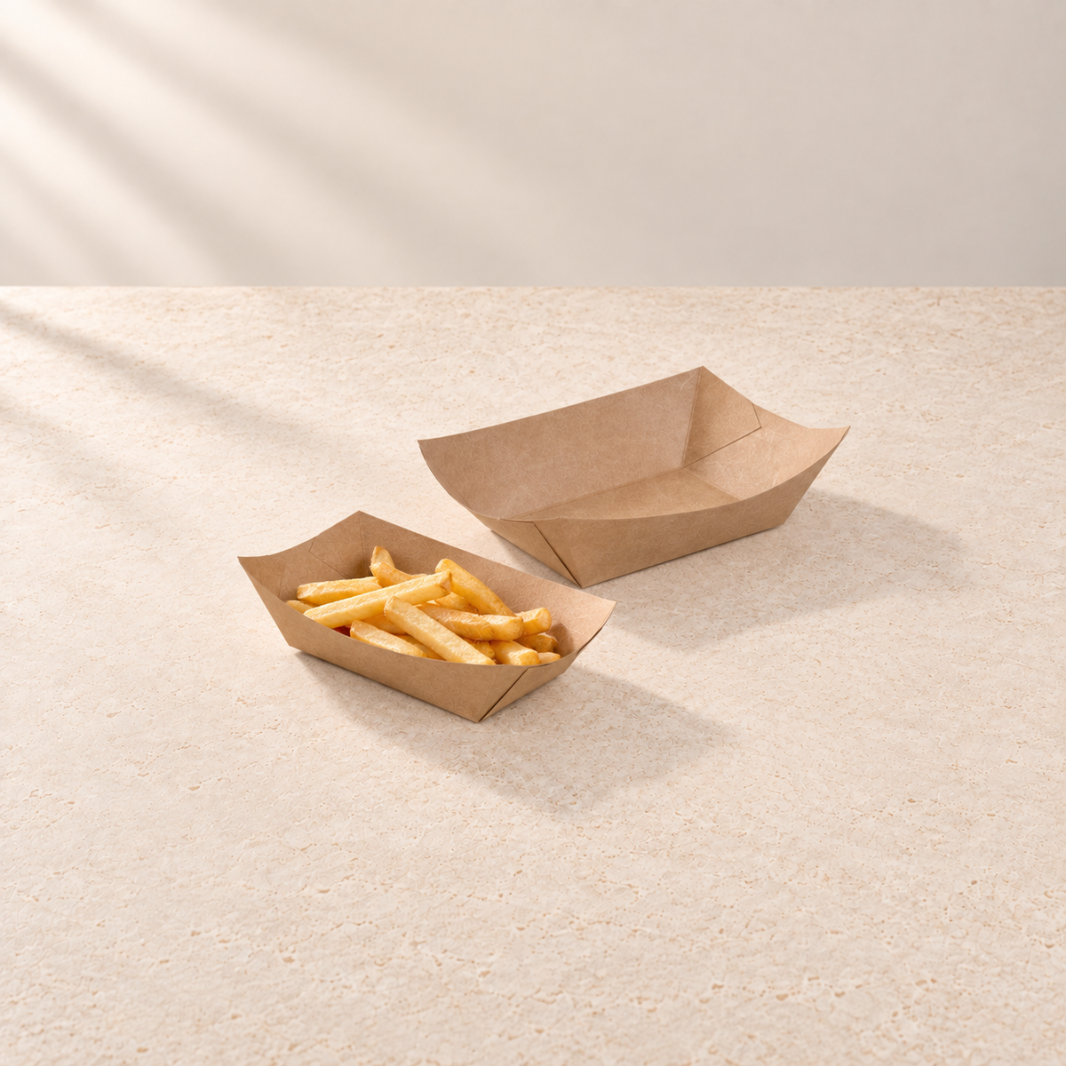 Zwei Kraftpapier-Snackschalen, eine mit Pommes