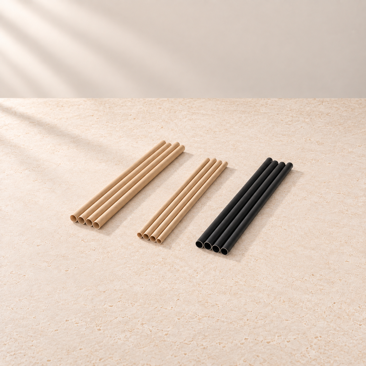 Papiertrinkhalme in Kraft und Schwarz in zwei Längen