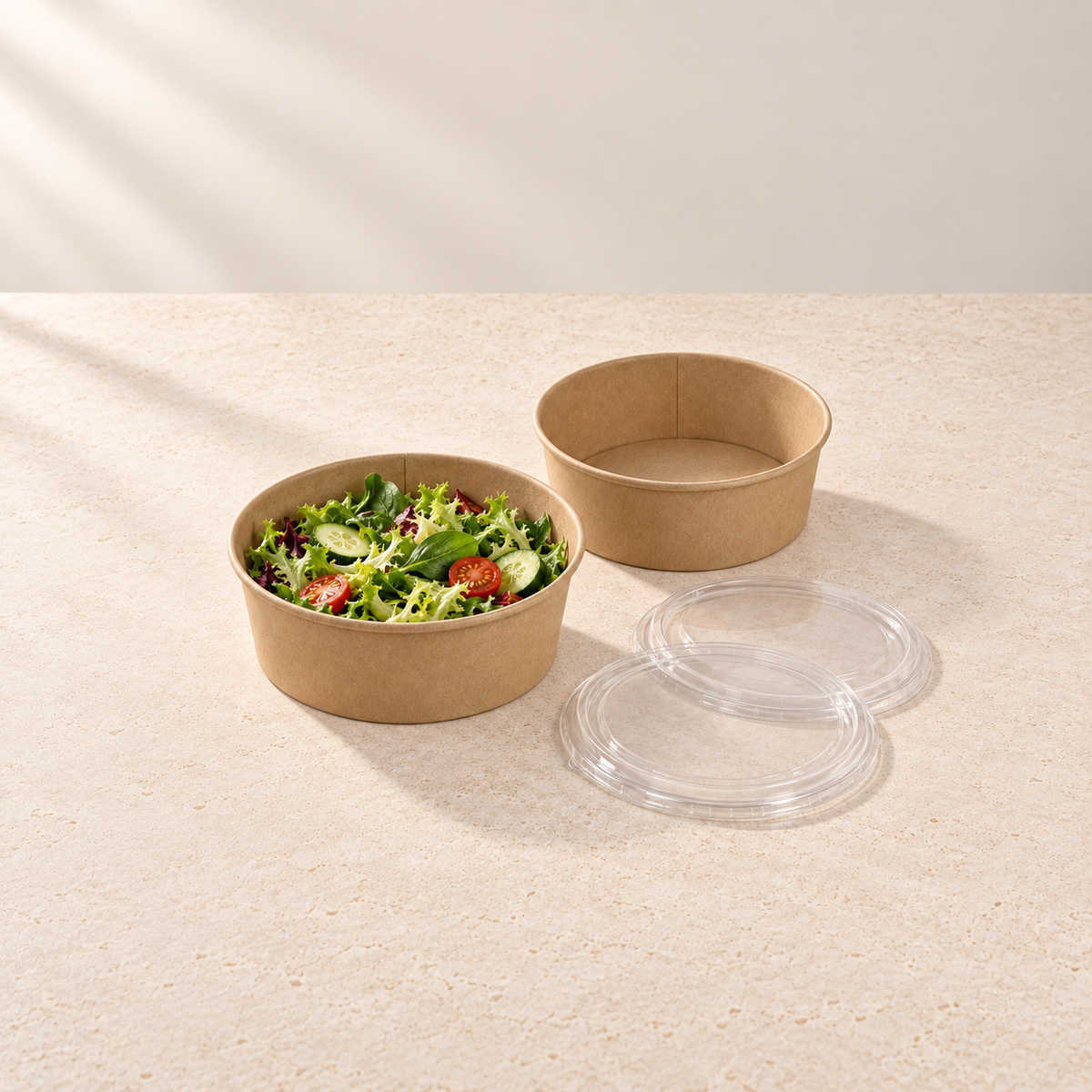 Salatschalen aus Kraftpapier mit transparenten Deckeln